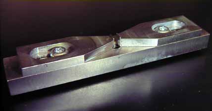 EF011_Fig.3 Figure 3. Bottom span of custom 4-point bend fixture.