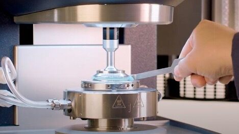 A look into the heart of an HR rheometer: The viscoelasticity of polymers can be checked easily, safely and reliably. Manufacturing processes, including 3D printing, can be optimized on a laboratory scale for the ideal production result.